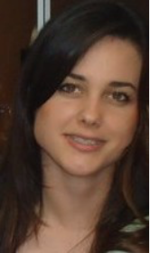 Aluna Carolina Habermann Macabelli. Mulher jovem de pele branca, cabelo castanho médio na altura dos ombros e olhos castanhos. Ela está com a cabeça um pouco inclinada para a direita e sorri.
